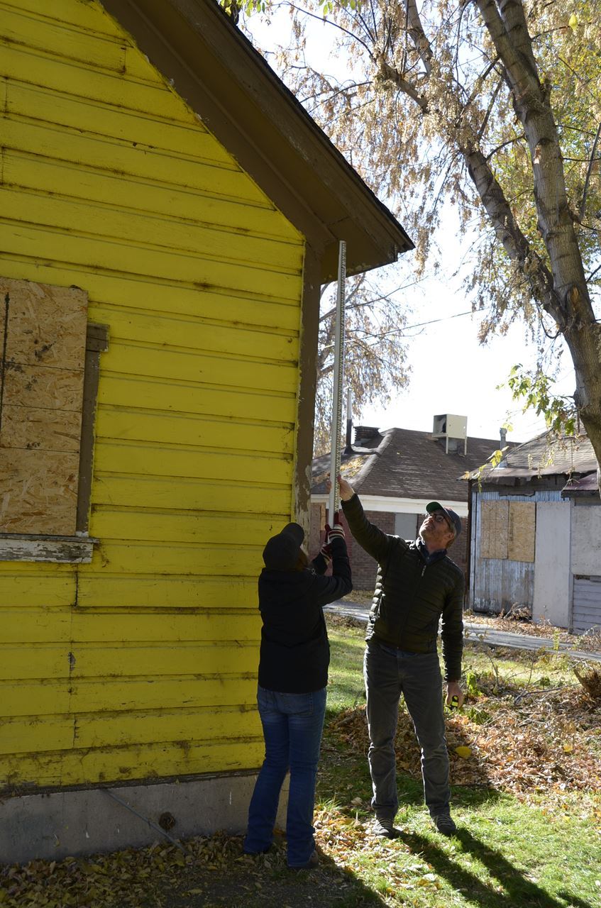 Amber Anderson and Steve Cornell (Utah State Historic Preservation Office) measuring 258 W Bishop Place.